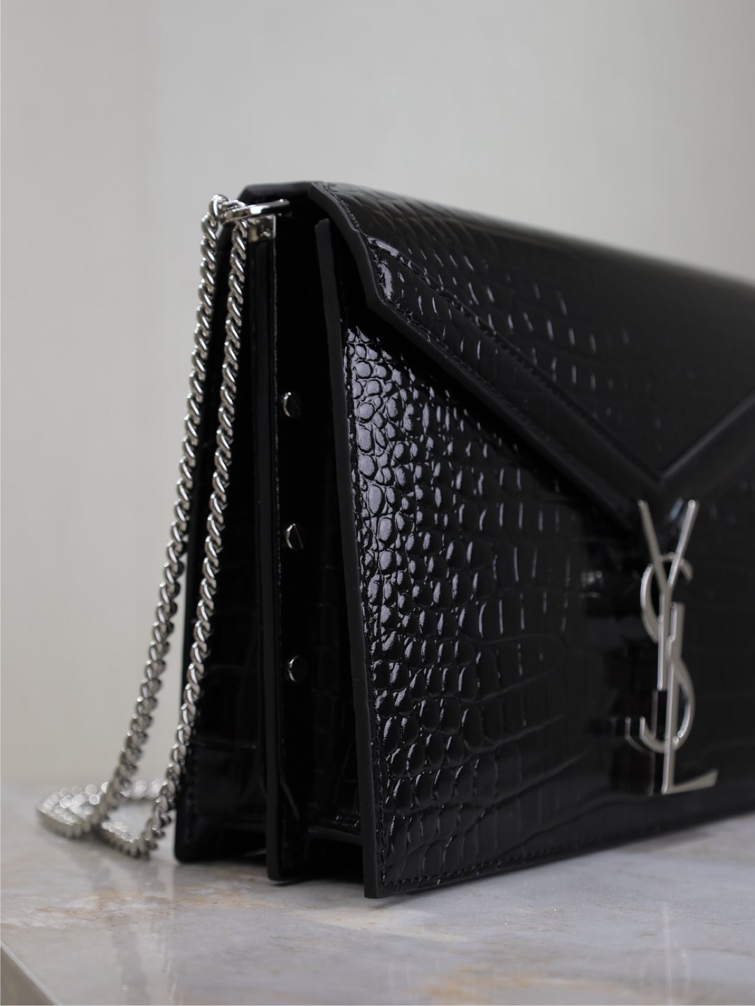 SAINT LAURENT CASSANDRA CHAIN BAG 22 IN BLACK CROCODILE PATTERN CALFSKIN SILVER HARDWARE