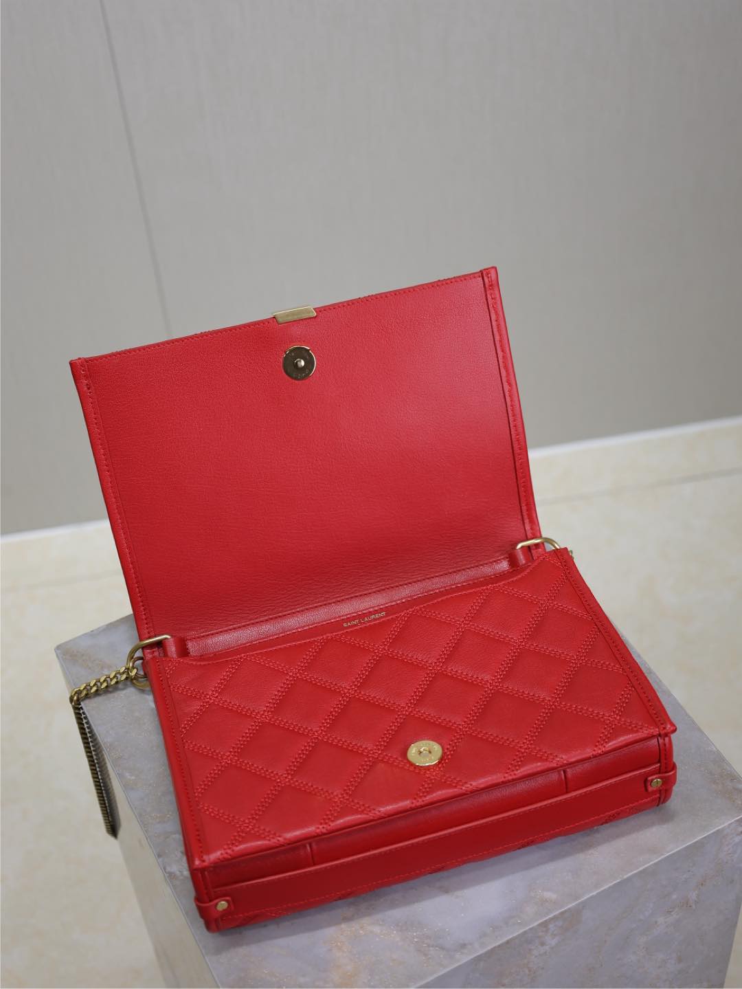 SAINT LAURENT BECKY 25 IN RED QUILTED LAMBSKIN GOLD HARDWARE