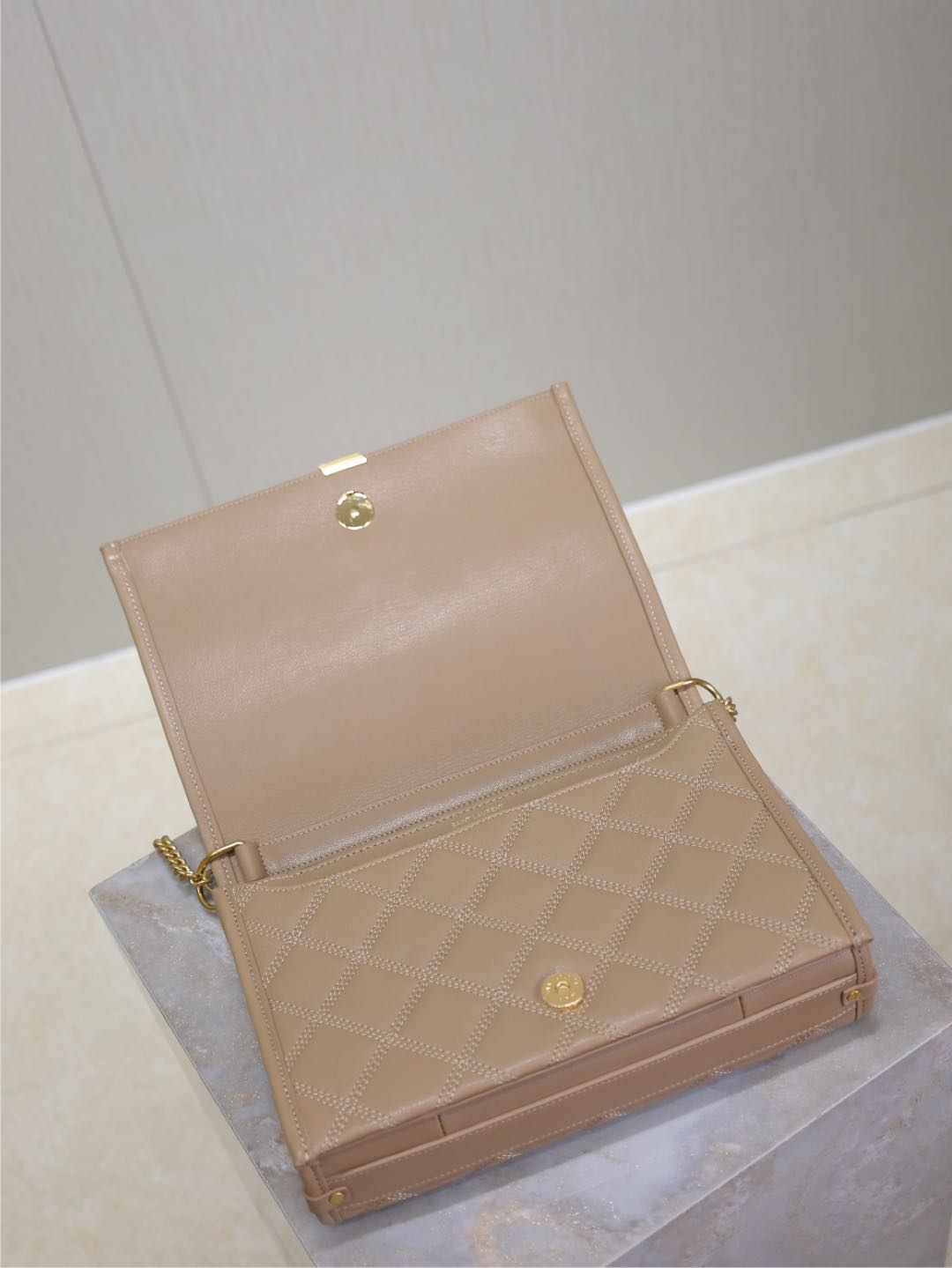 SAINT LAURENT BECKY 25 IN MEDIUM BROWN QUILTED LAMBSKIN GOLD HARDWARE
