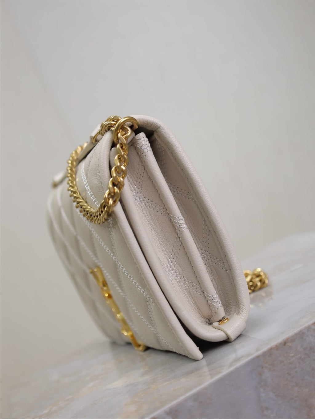 SAINT LAURENT BECKY 22 IN WHITE QUILTED LAMBSKIN GOLD HARDWARE