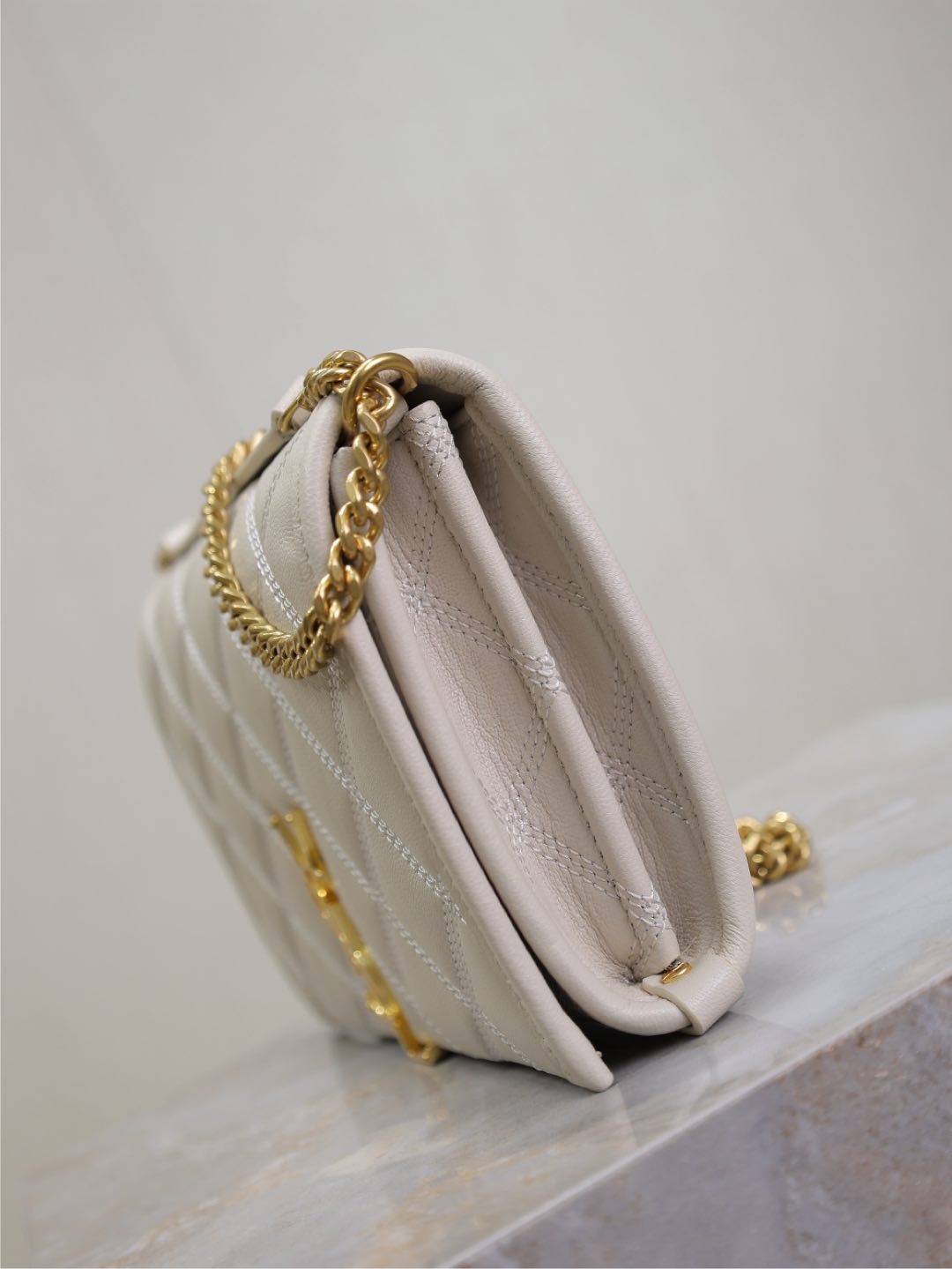 SAINT LAURENT BECKY 22 IN WHITE QUILTED LAMBSKIN GOLD HARDWARE
