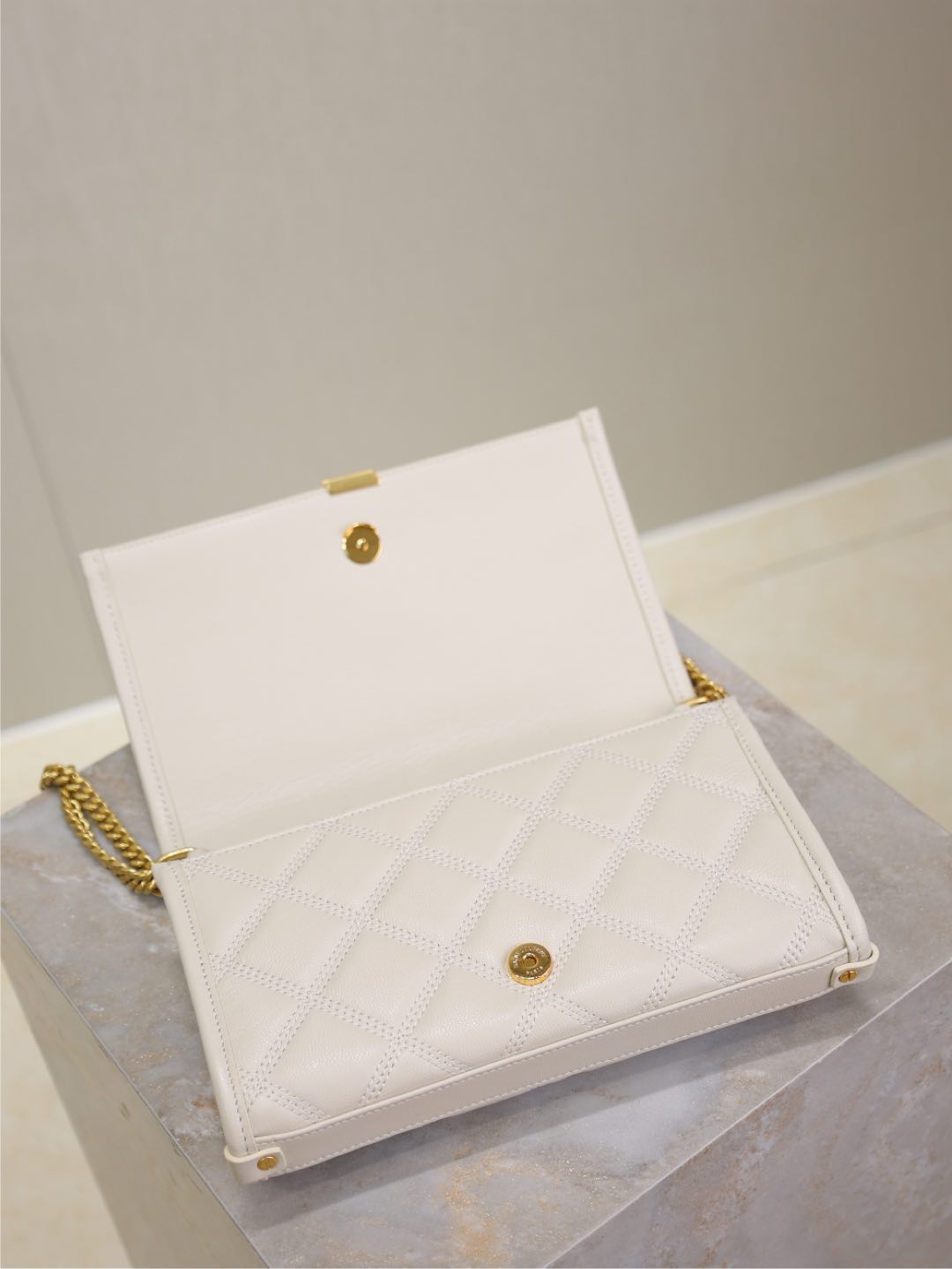 SAINT LAURENT BECKY 22 IN WHITE QUILTED LAMBSKIN GOLD HARDWARE