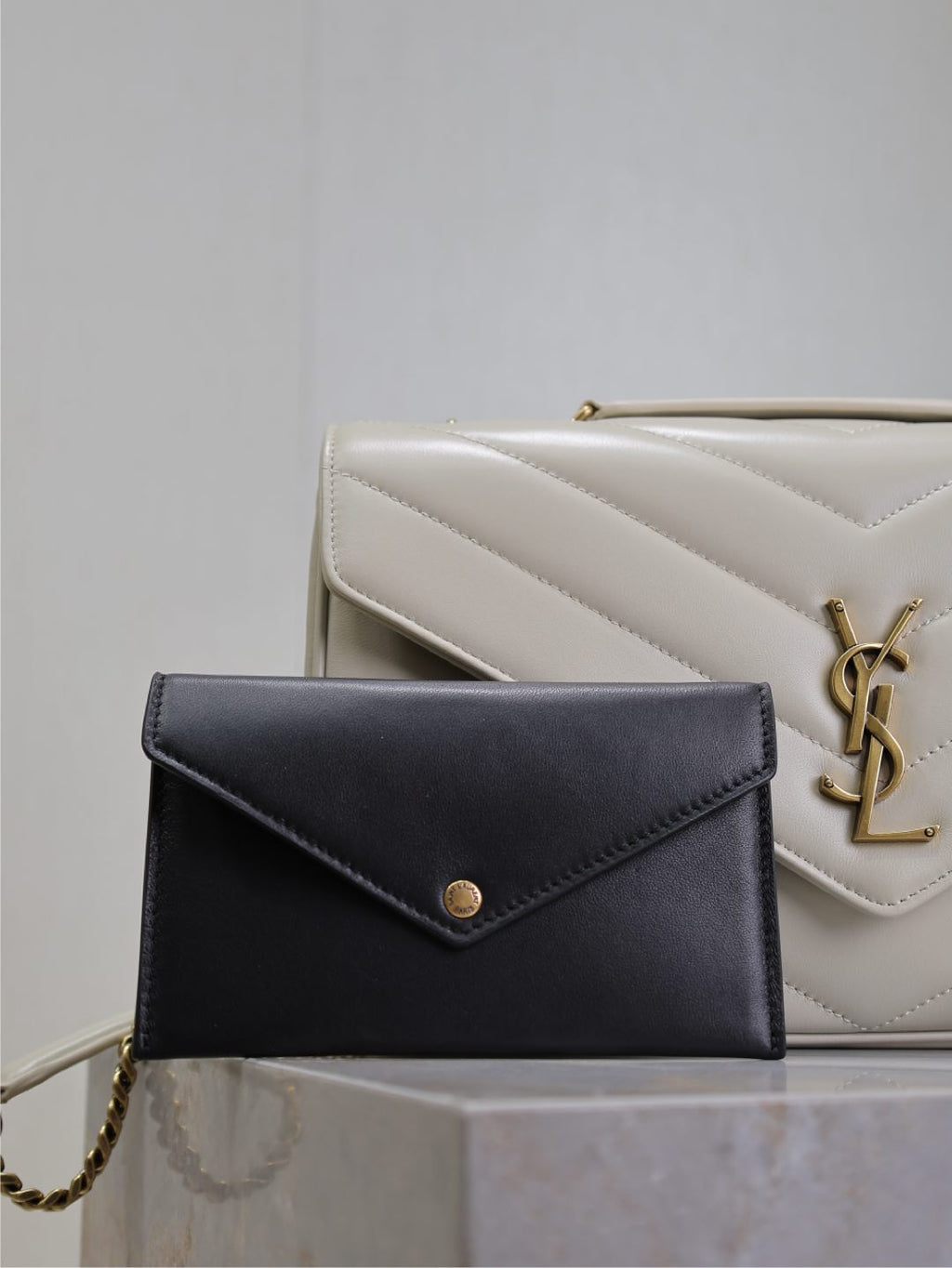 SAINT LAURENT LOULOU MEDIUM 29 IN WHITE SHEEPSKIN GOLD HARDWARE