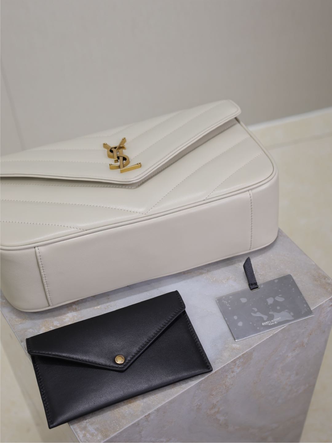 SAINT LAURENT LOULOU MEDIUM 29 IN WHITE SHEEPSKIN GOLD HARDWARE