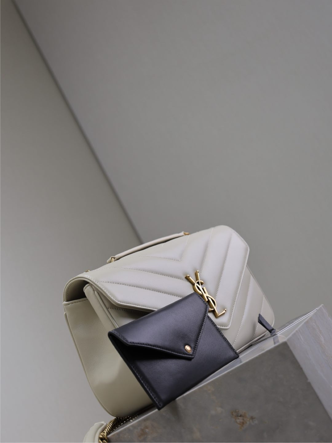SAINT LAURENT LOULOU MEDIUM 29 IN WHITE SHEEPSKIN GOLD HARDWARE