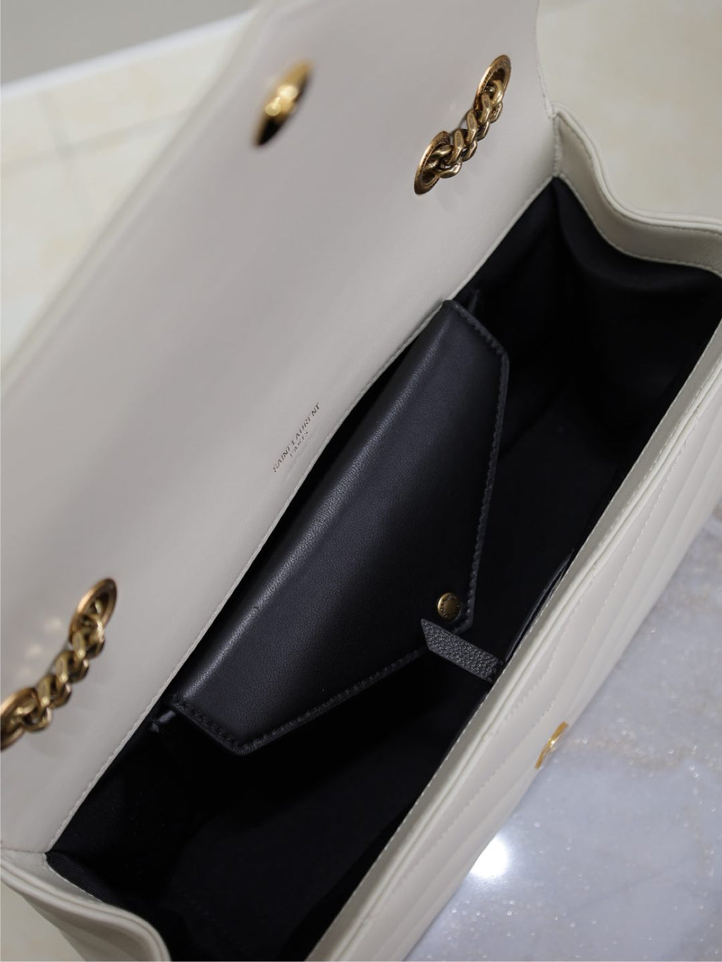 SAINT LAURENT LOULOU MEDIUM 29 IN WHITE SHEEPSKIN GOLD HARDWARE