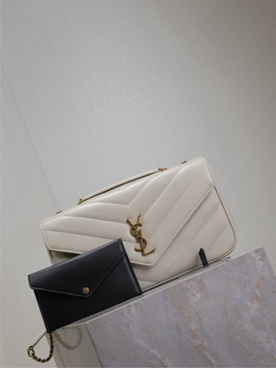 SAINT LAURENT LOULOU MEDIUM 29 IN WHITE SHEEPSKIN GOLD HARDWARE