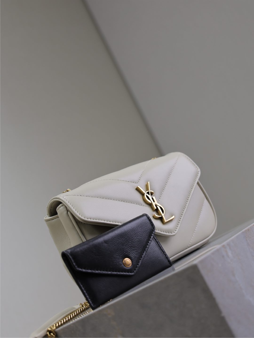 SAINT LAURENT LOULOU MINI 20 IN WHITE SHEEPSKIN GOLD HARDWARE