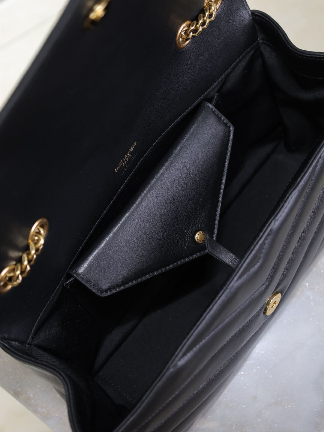 SAINT LAURENT LOULOU MEDIUM 29 IN BLACK SHEEPSKIN GOLD HARDWARE