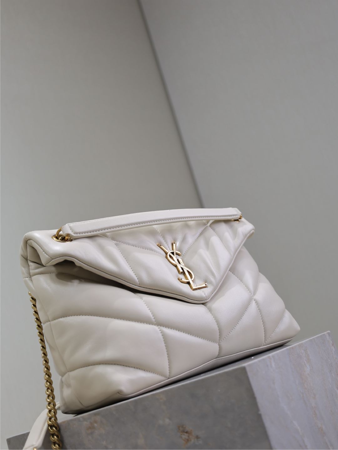 SAINT LAURENT YSL 25S LOULOU PUFFER GM 35 IN BLANC VINTAGE CALFSKIN GOLD HARDWARE