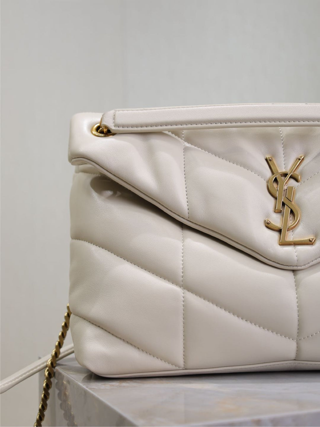 SAINT LAURENT YSL 25S LOULOU PUFFER GM 35 IN BLANC VINTAGE CALFSKIN GOLD HARDWARE