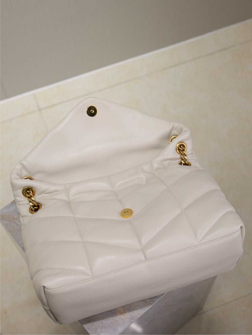 SAINT LAURENT YSL 25S LOULOU PUFFER GM 35 IN BLANC VINTAGE CALFSKIN GOLD HARDWRE