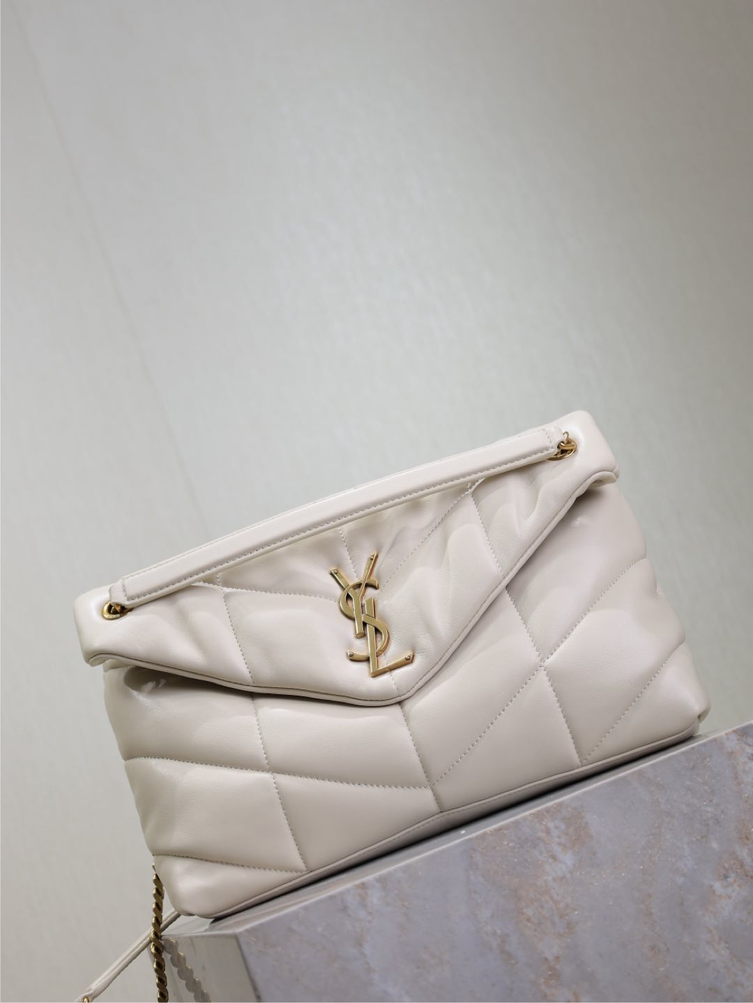 SAINT LAURENT YSL 25S LOULOU PUFFER GM 35 IN BLANC VINTAGE CALFSKIN GOLD HARDWARE