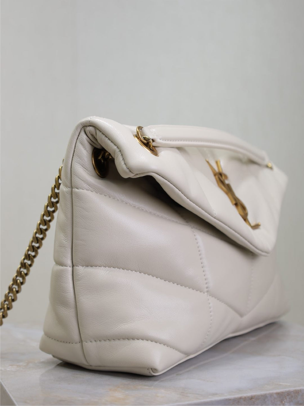SAINT LAURENT YSL 25S LOULOU PUFFER MM 29 IN BLANC VINTAGE CALFSKIN GOLD HARDWARE