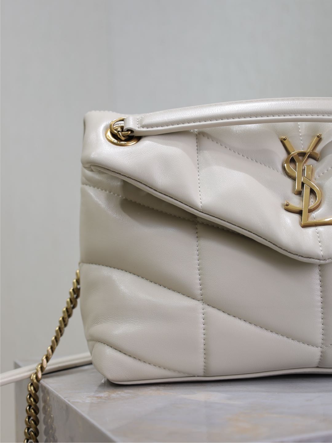 SAINT LAURENT YSL 25S LOULOU PUFFER MM 29 IN BLANC VINTAGE CALFSKIN GOLD HARDWARE