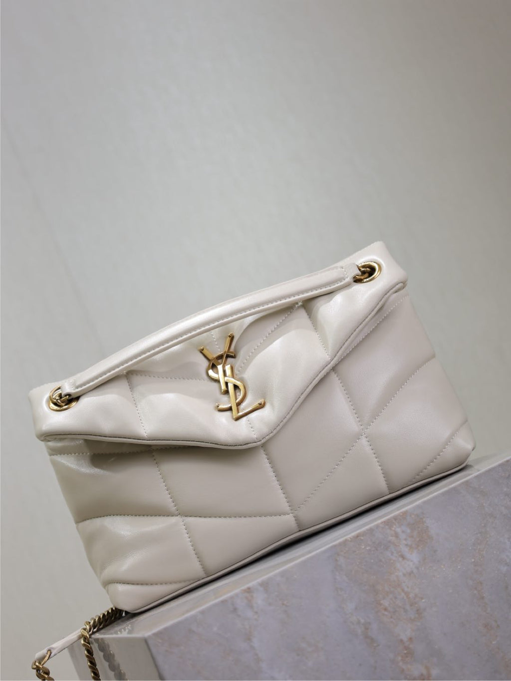 SAINT LAURENT YSL 25S LOULOU PUFFER MM 29 IN BLANC VINTAGE CALFSKIN GOLD HARDWRE