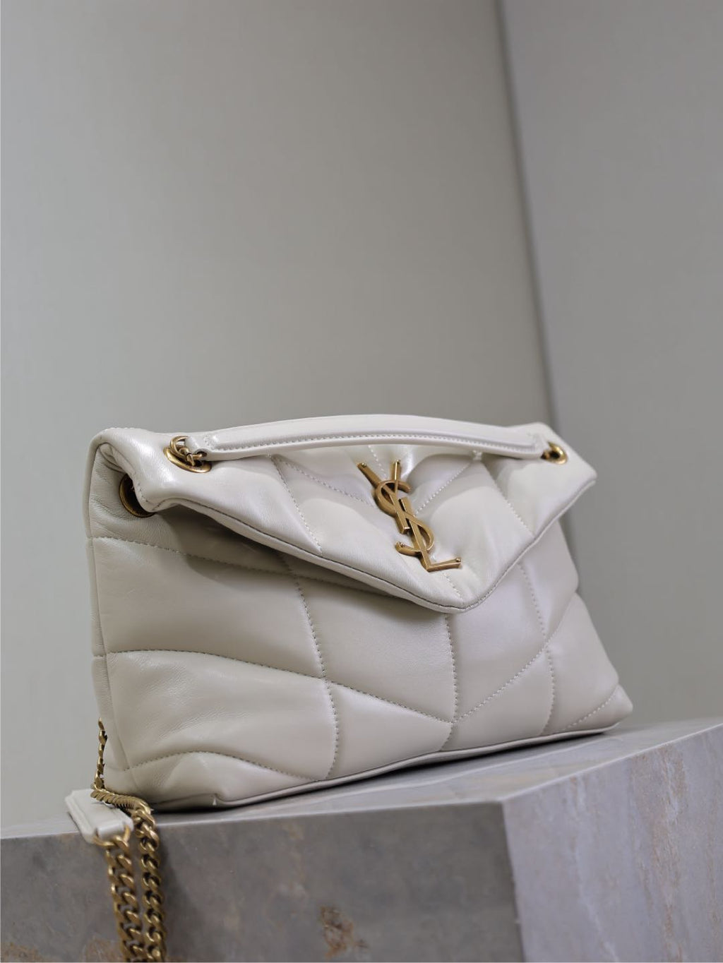 SAINT LAURENT YSL 25S LOULOU PUFFER MM 29 IN BLANC VINTAGE CALFSKIN GOLD HARDWARE