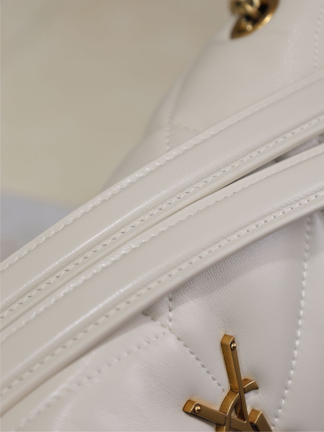 SAINT LAURENT YSL 25S LOULOU PUFFER MM 29 IN BLANC VINTAGE CALFSKIN GOLD HARDWARE