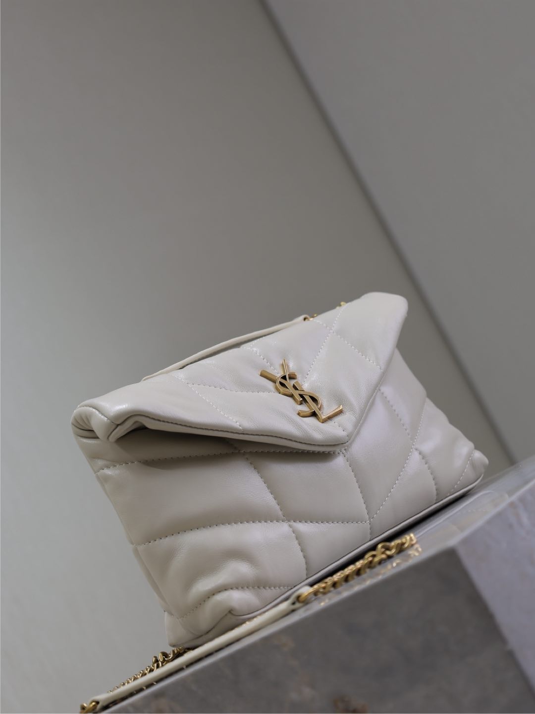 SAINT LAURENT YSL 25S LOULOU PUFFER MINI 23 IN BLANC VINTAGE CALFSKIN GOLD HARDWRE
