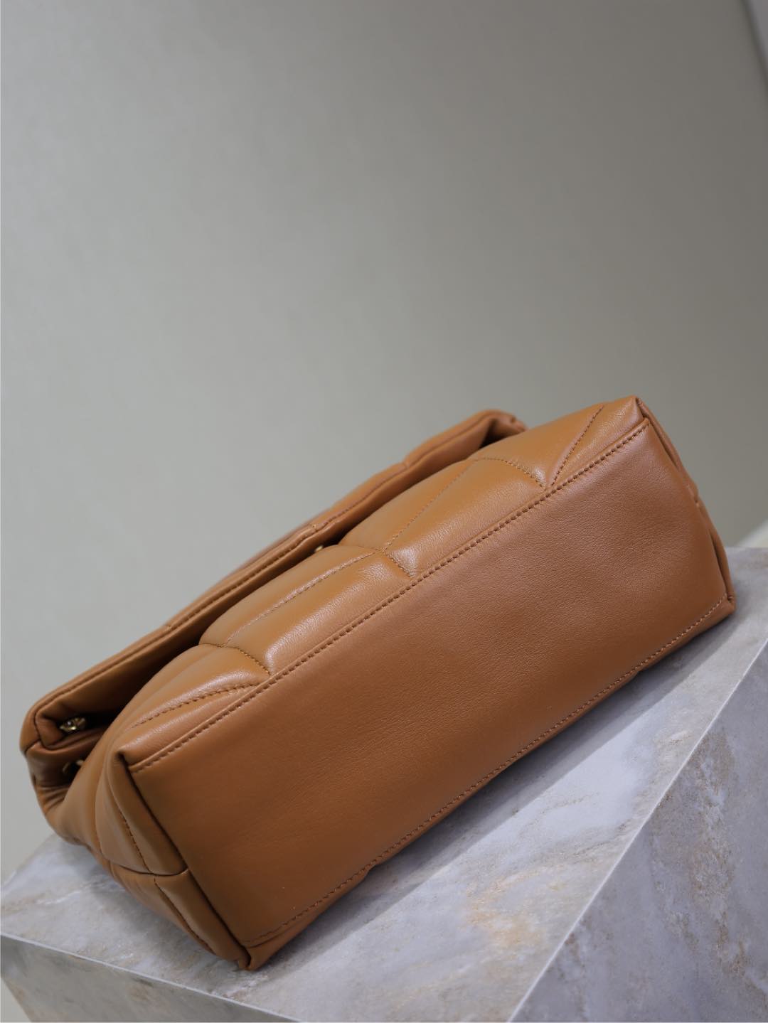 SAINT LAURENT YSL 25S LOULOU PUFFER MM 29 IN CARAMEL CALFSKIN GOLD HARDWRE