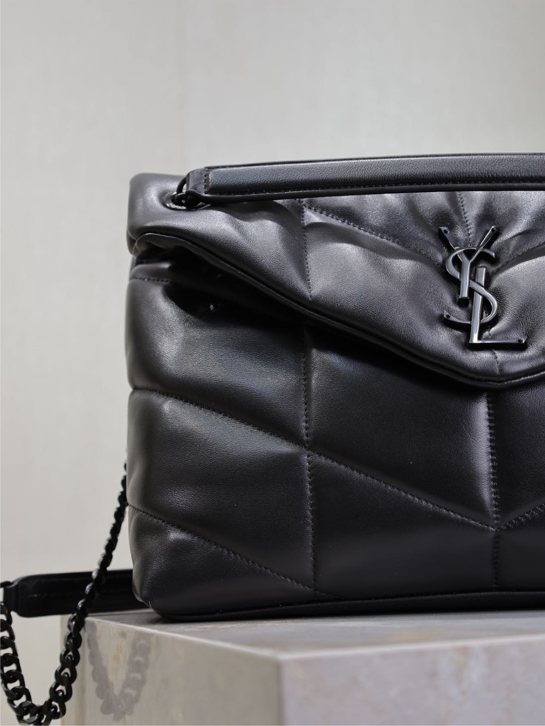 SAINT LAURENT YSL 25S LOULOU PUFFER GM 35 IN BLACK CALFSKIN BLACK HARDWRE