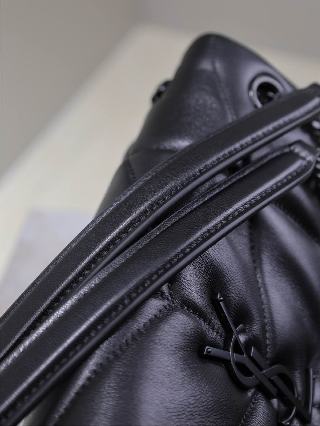 SAINT LAURENT YSL 25S LOULOU PUFFER MM 29 IN BLACK CALFSKIN BLACK HARDWARE