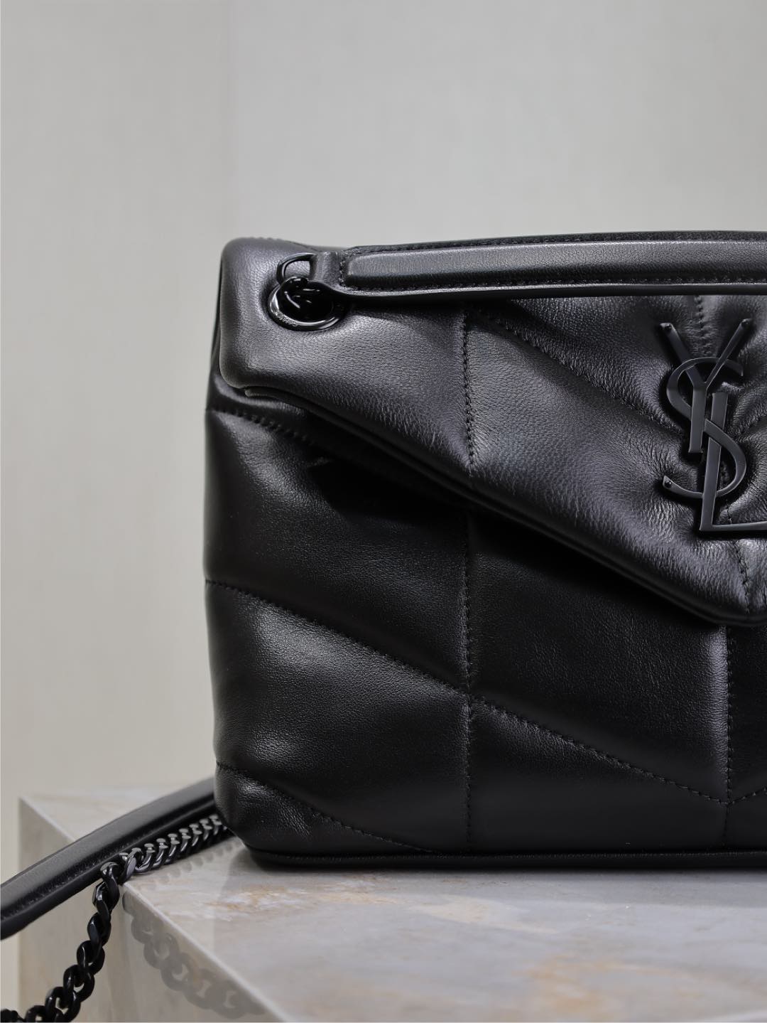 SAINT LAURENT YSL 25S LOULOU PUFFER MM 29 IN BLACK CALFSKIN BLACK HARDWARE