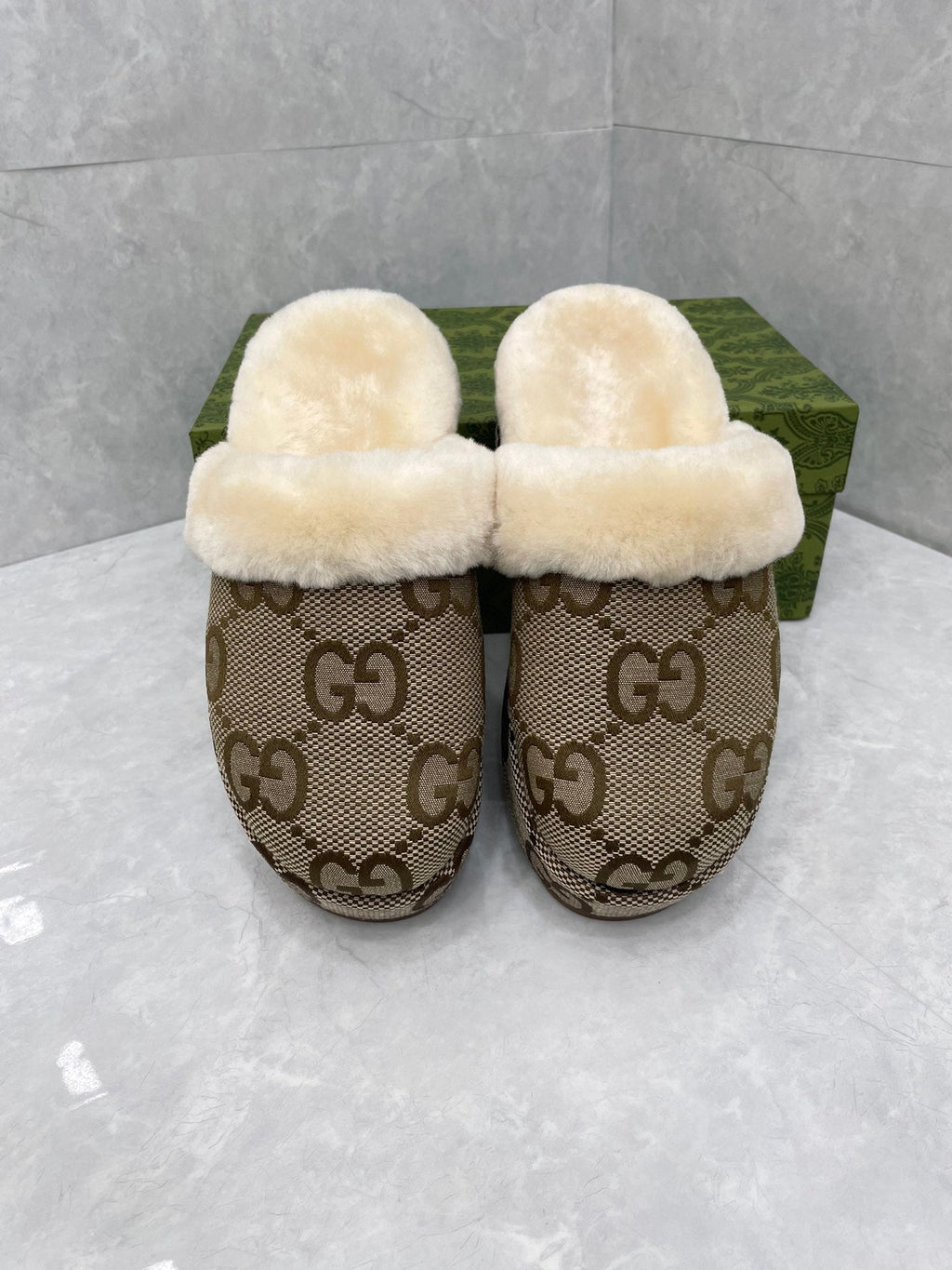 GUCCI MULE IN PEANUT BROWN MONOGRAM JACQUARD FABRIC AND RABBIT FUR LINING