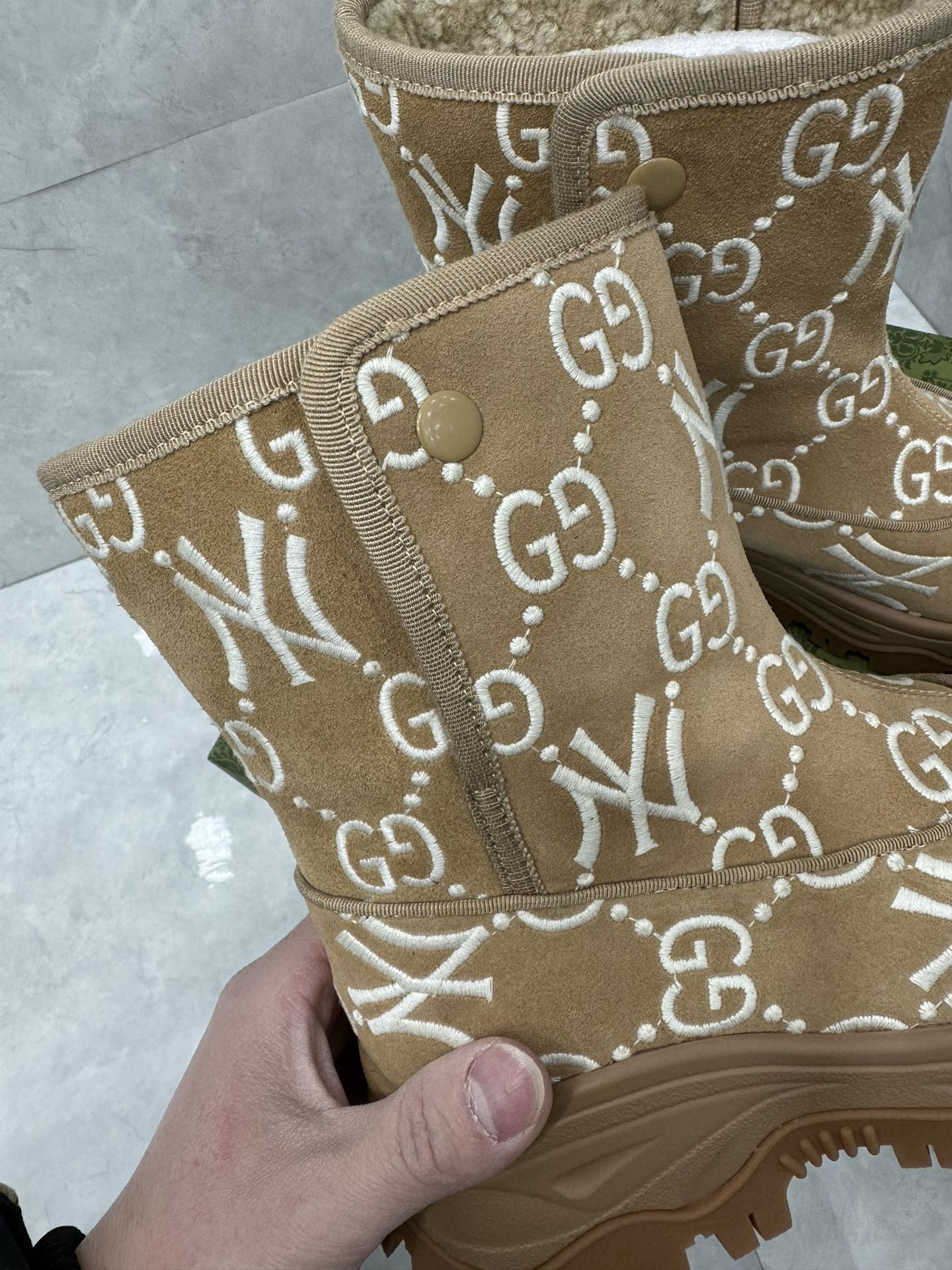 GUCCI &NY SNOW BOOTS IN WOOD BROWN SUEDE AND WOOL LINING