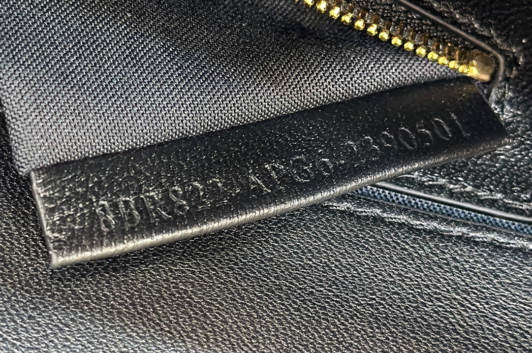 FENDI BAGUETTE 27 IN BLACK SMOOTH CALFSKIN GOLD HARDWARE