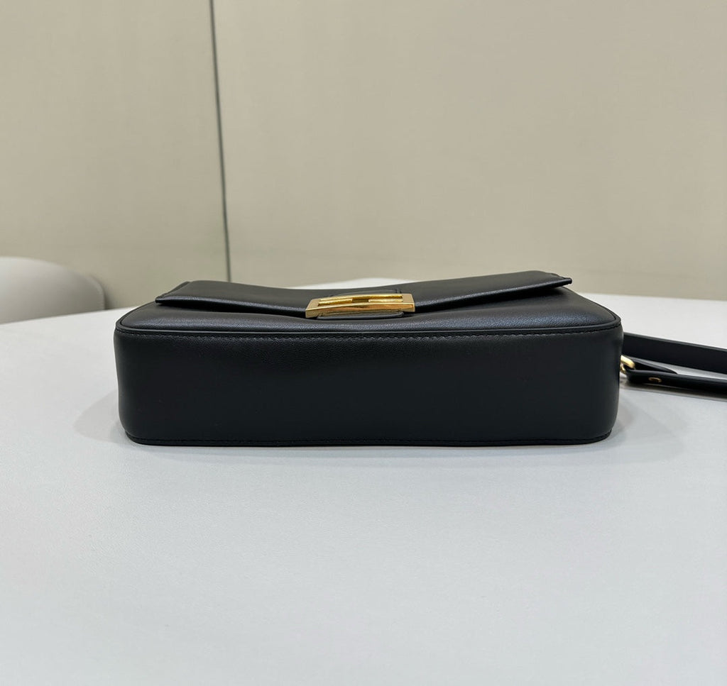 FENDI BAGUETTE 27 IN BLACK SMOOTH CALFSKIN GOLD HARDWARE