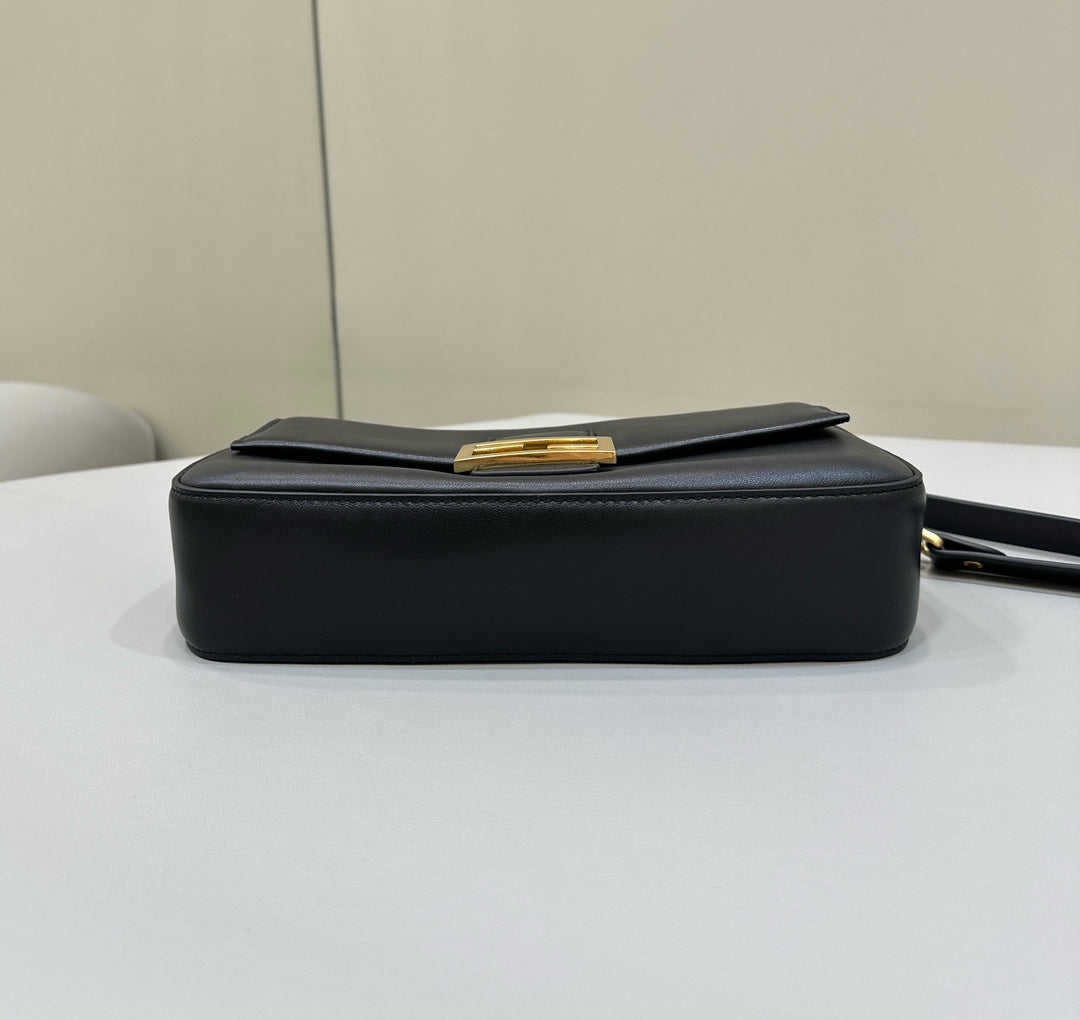 FENDI BAGUETTE 27 IN BLACK SMOOTH CALFSKIN GOLD HARDWARE