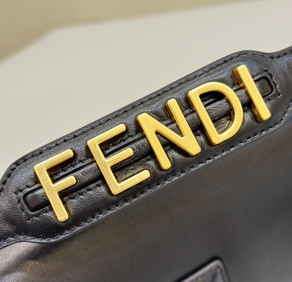 FENDI BAGUETTE 27 IN BLACK SMOOTH CALFSKIN GOLD HARDWARE